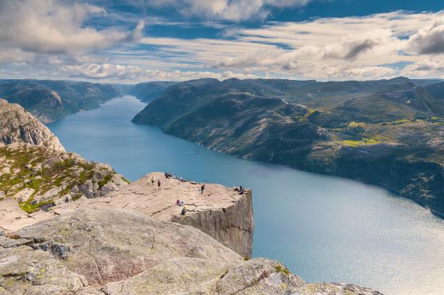 Pôsobivý skalný výčnelok nad fjordom Lysefjord (Photo: archív )