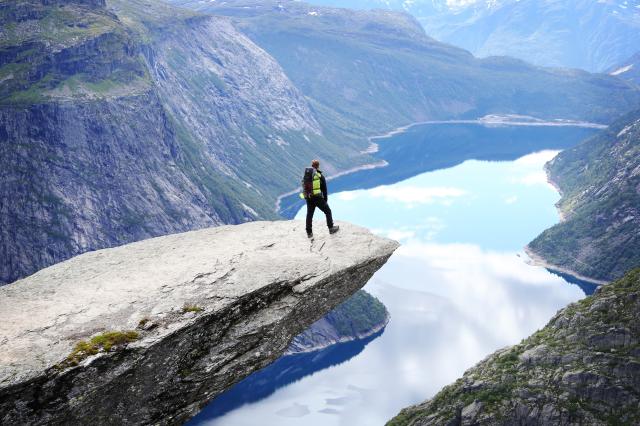Trolltunga v Nórsku je ohromujúci výbežok nad jazerom s nezamen