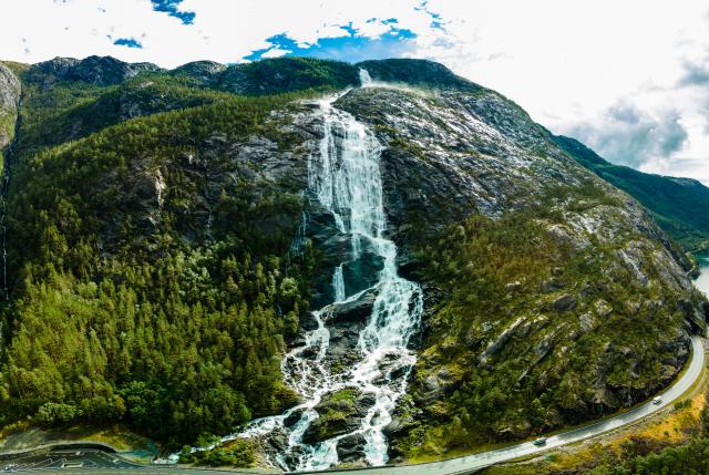 Prístup k Langfossen vodopádu je pomerne jednoduchý, preto je o