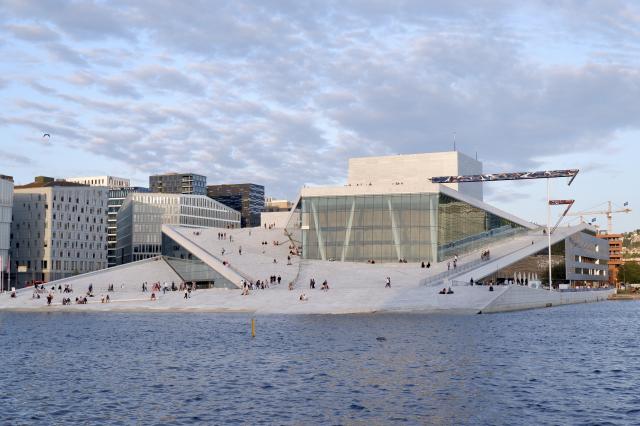 Operný dom Oslo je postavený priamo na brehu fjordu a je príkla