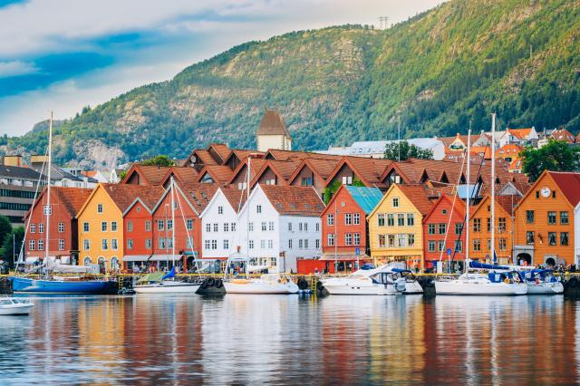 Bergen - Historická časť mesta, známa ako Bryggen, je zahrnutá 