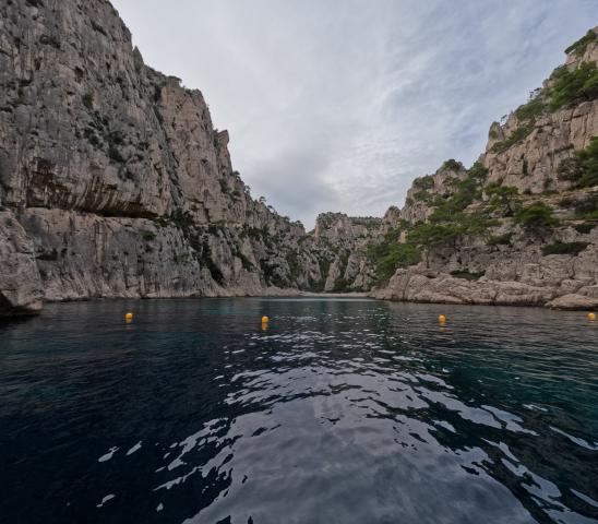 Skalné útvary Calanques v kombinácii s dramatickými útesmi a az