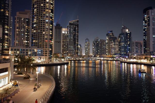 Dubai Marina má svoje čaro cez deň, ale aj v noci. Prejdite sa 