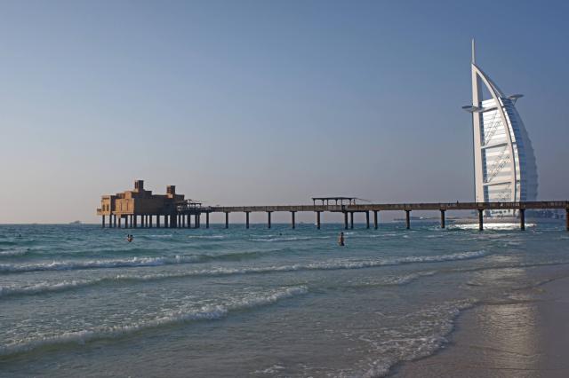 Prejdite sa po pláži v rámci komplexu Madinat Jumeirah, kde sa 