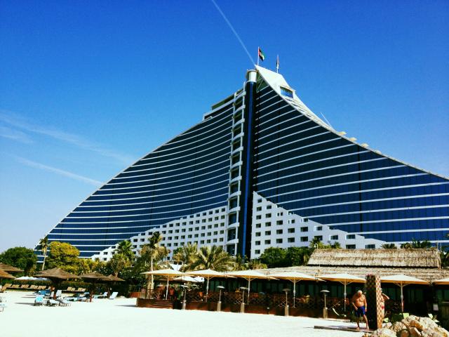 Jumeirah Beach hotel na jednej z najpopulárnejších pláží v Duba