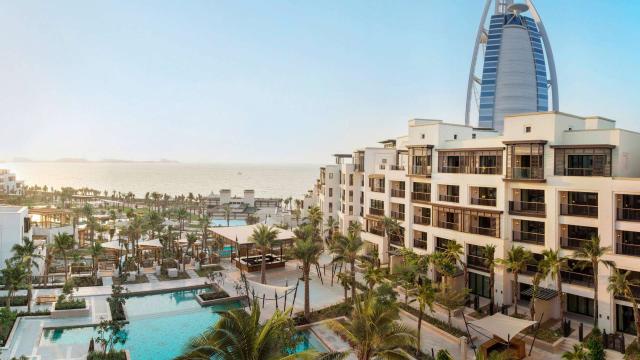 Jumeirah Al Naseem - pobrežie s plážou od hotela Jumeirah beach