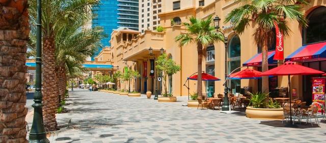 Hilton Dubai Jumeirah má hlavný vchod priamo z rušného chodníka