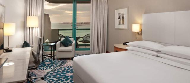 Hilton Dubai Jumeirah štandardná izba s manželskou posteľou. fo
