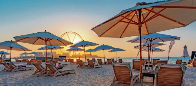 Hilton Dubai Jumeirah - posledné lúče slnka a mesto zmení zmení