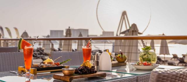 Hilton Dubai Jumeirah - výhľad z tejto pláže je aj vďaka najnov