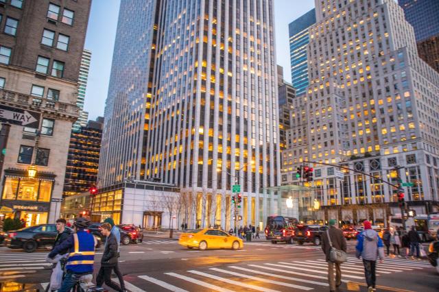 Začiatok luxusnej obchodnej ulice 5th Avenue. foto: Monika ŠENI
