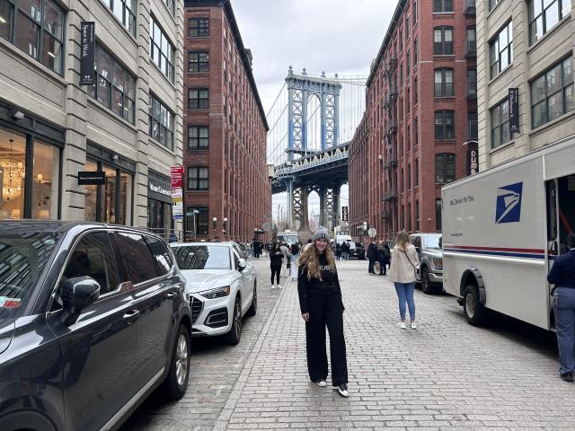 Metro nás prevezie popod East River, ktorá oddeľuje Brooklyn od