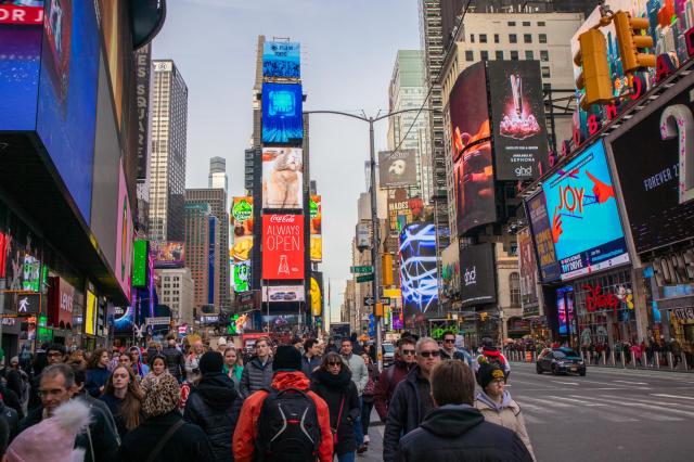 Srdce Manhattanu Times Square s množstvami svetelných reklám. f