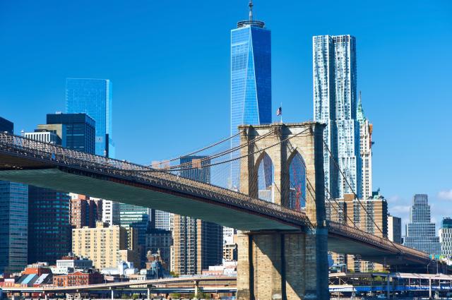 Prejdite sa Brooklynským mostom, ktorý približne 140 rokov spáj