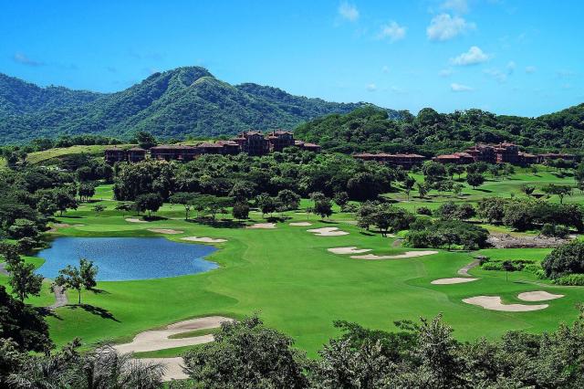 Pre milovníkov golfu je tu exkluzívny golfový areál Reserva Con