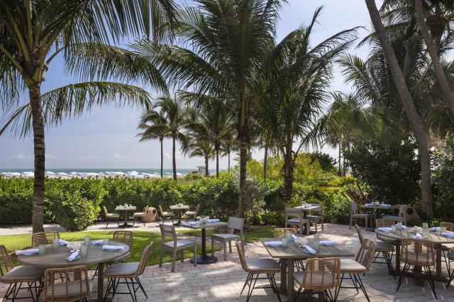Dilido beach club restaurant delí od piesku a slnka Miami beach