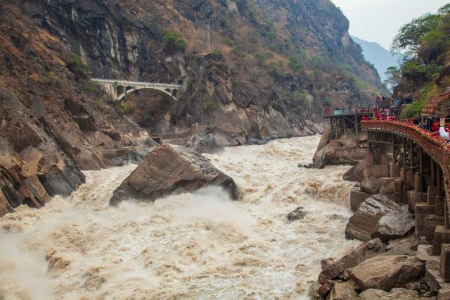 Pereje na hornom toku rieky Yangtze, v Rokline skákajúceho tigr