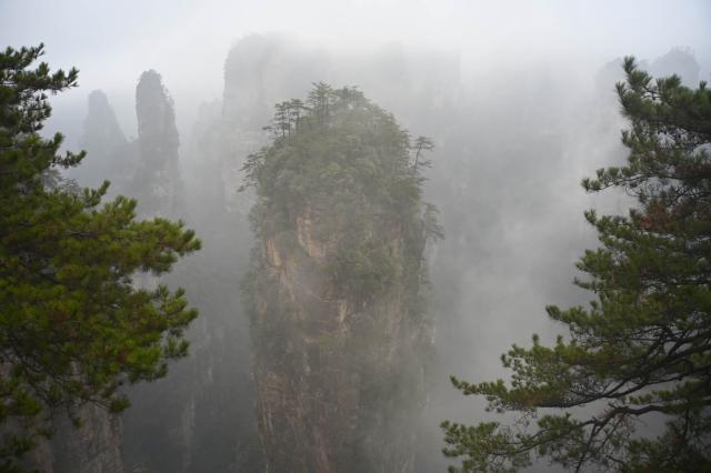 Zhangjiajie alebo aj „Avatarské skaly“. Či už svieti slnko, ale