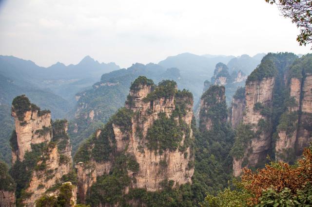 Národný park Zhangjiajie je gigantický a dá sa tu stráviť pokoj