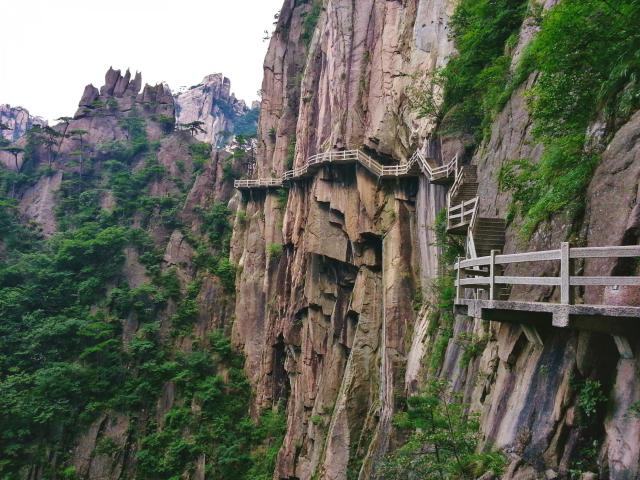 Prejdeme sa na visutých chodníkoch hory Tian Men, ktoré visia s