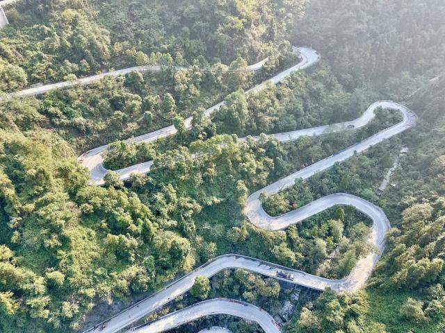 Uvidíme aj najslávnejšie serpentíny Číny -  99 zákrut. Foto: Ľ: