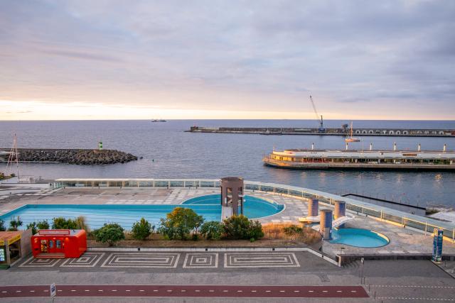 Prírodné bazény v maríne v Ponta Delgada. Využijeme ak tu na le