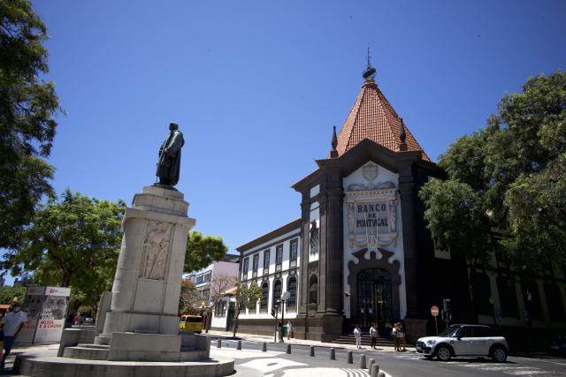Národná banka Portugalska na Avenida Arriaga, po ktorej sa popr