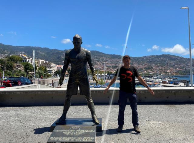 Pristávame na letisku pomenovanom po futbalistovi, rodákovi z o