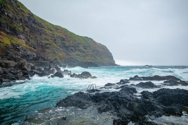 Na Ponta da Ferraria vojdeme do stuDeňého oceánu, ktorý práve n