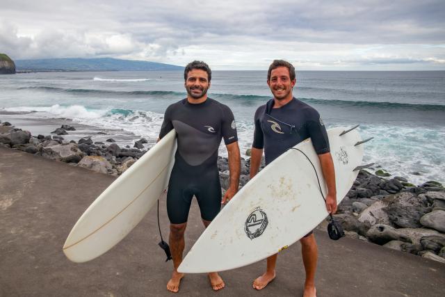 Čierna surfistická pláž Santa Barbara, kde sa čierna farba pies