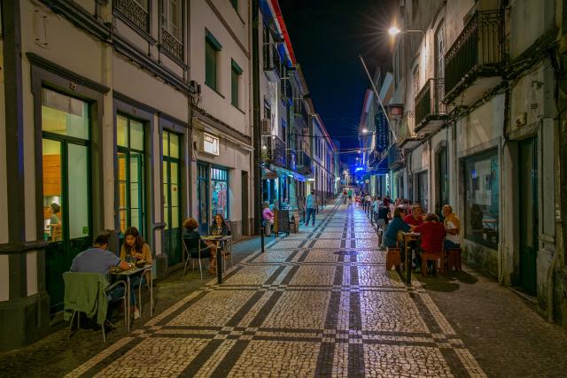 Následne skočíme na ulicu Rua dos Mercadores, ktorú večer zatvo