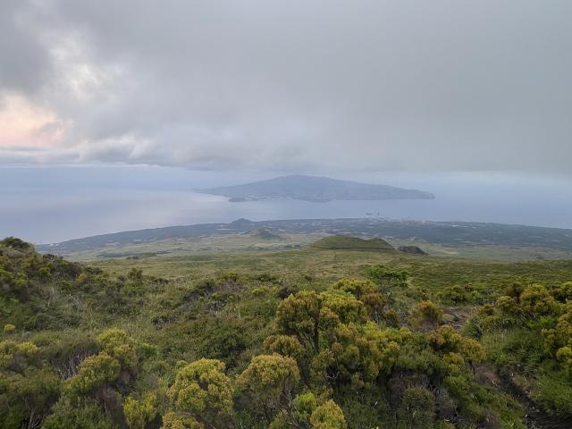 Skoro ráno stúpame hore na sopku. Dole pod nami je ostrov Faial