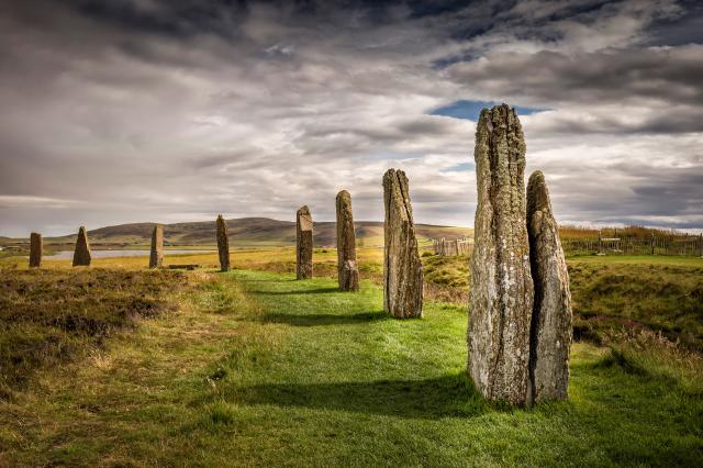 Ring of Brodgar. Tu na vyvýšenom svahu bolo v obrovskom kruhu a