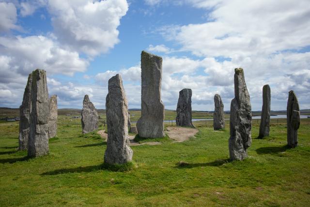 MENHIRY Z CALLANISH stoja v tvare kríža v obkrúžení lochov
Foto