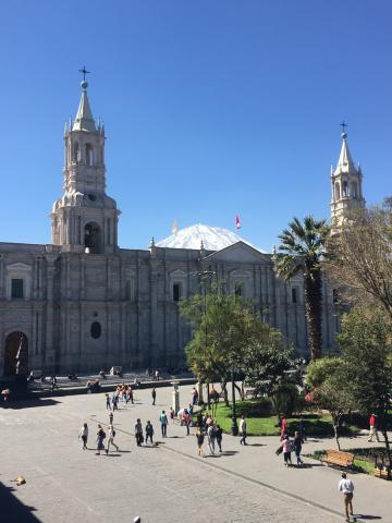 Arequipa, mesto Učupené medzi sopkami El Misti, Pichu Pichu a C