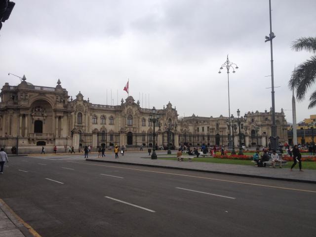 Plaza Mayor, to sú Palmy, preziDeňtský palác a katedrála, v kto