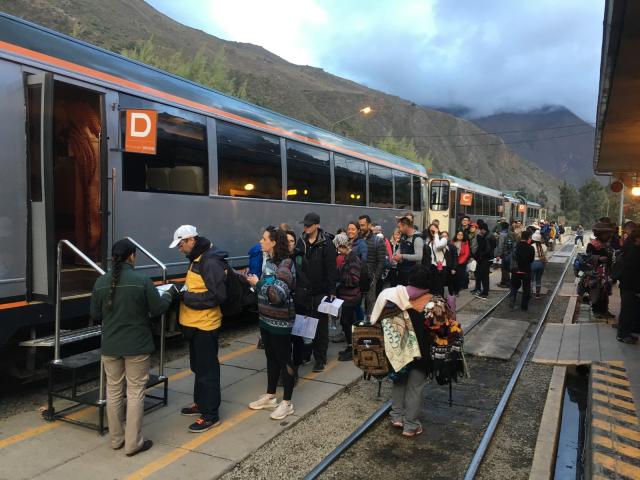 V Ollantaytambe začína naša bájna cesta vláčikom do mestečka Ma
