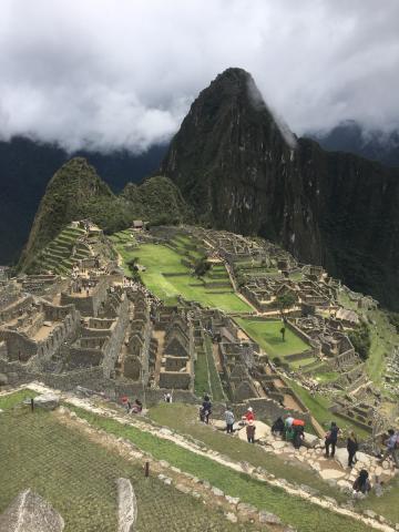Nezabudnuteľná panoráma so štítom hory Huayna Picchu v pozadí. 
