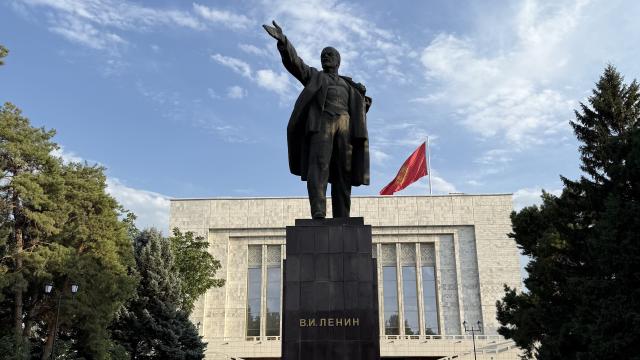 Kirgizský Biškek v sebe stále ukrýva najväčšiu Leninovu sochu s