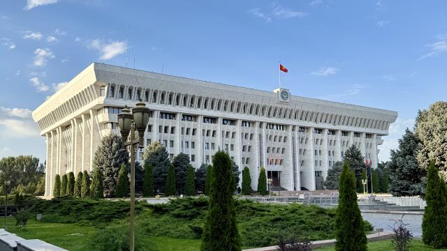 Vládna budova v centre Biškeku, nazýva biely dom je jedným zo s