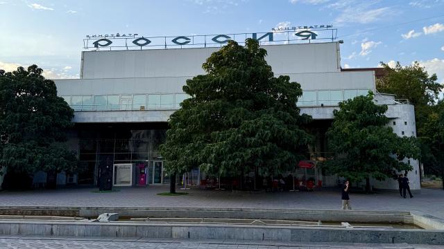 Sovietsky zväz tu cítit aj po rozpade, prechádzame okolo kina s