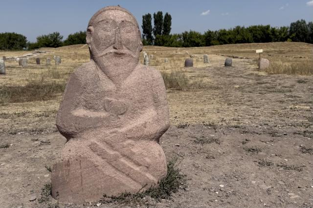 Pri minarete Burana si pozrieme aj miestny cintorín, takto sa n