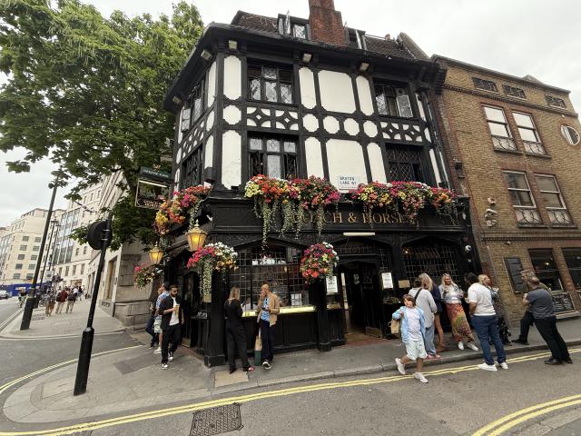 Pub Coach and Horses na Bruton street kedysi navštívil koč plný