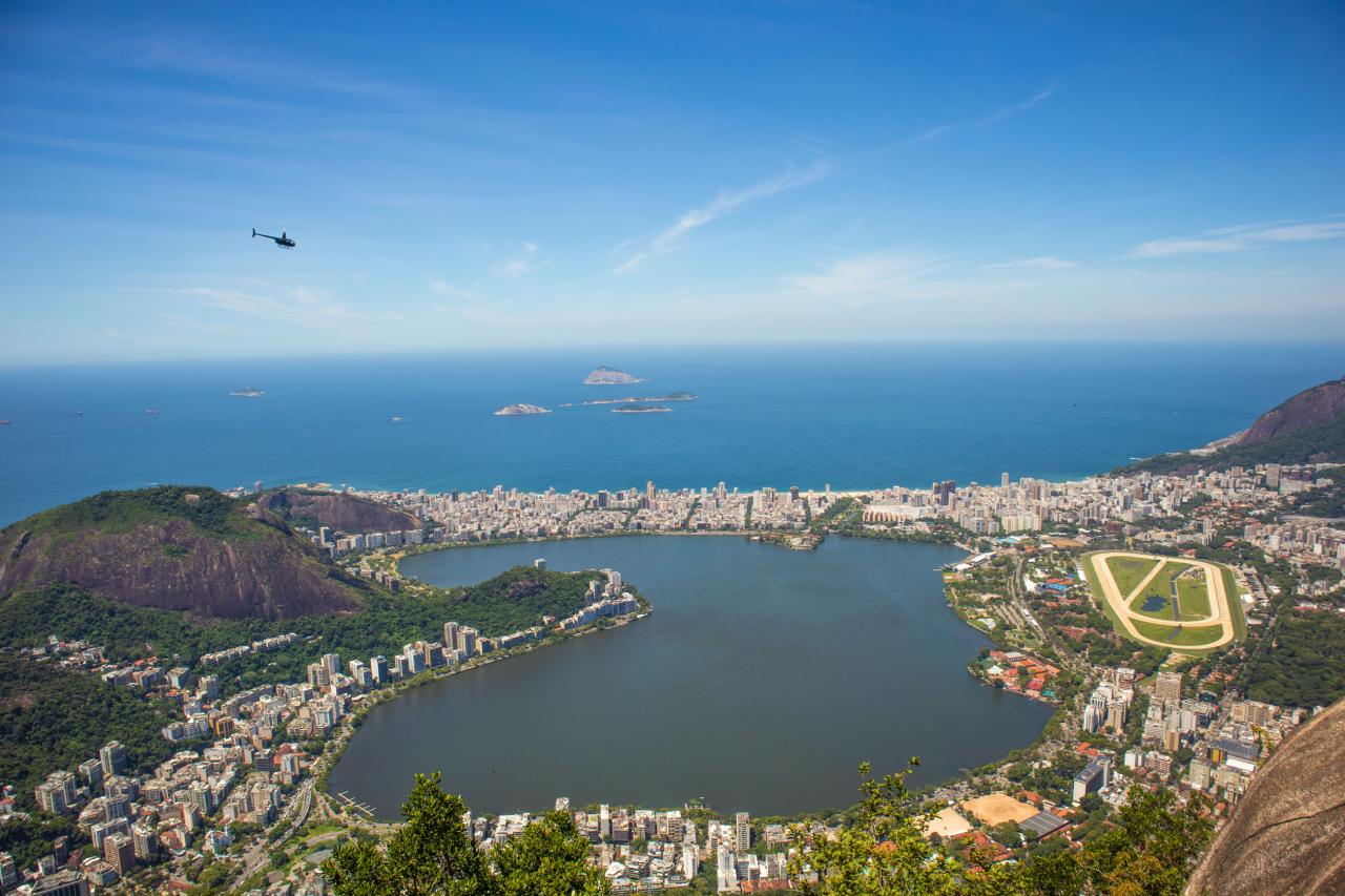 Z Corcovada rozoznávame pláže Ria. Je to Ipanema? Či Copacabana