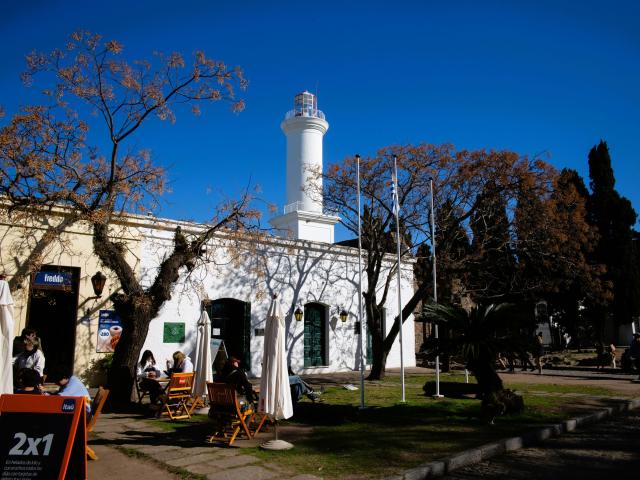 Miestny maják, malé obchody, koloniálne domy. Farebná Colonia d