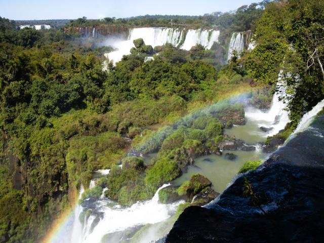 Vodopády Iguazú na argentínsko-brazílskej hranici patria medzi 