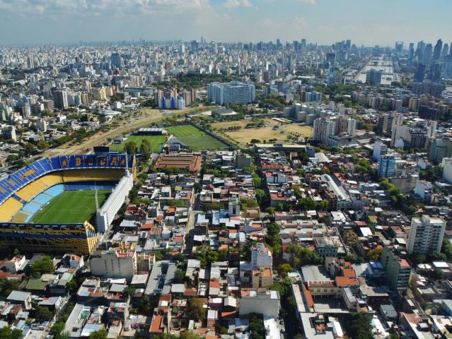 Štvrť La Boca zo vzduchu. Vľavo štadión Boca Juniors. Foto: Jur