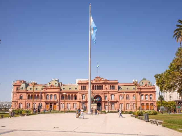 Nemôžeme obísť aj námestie Plaza Mayo, so svetoznámym preziDeňt