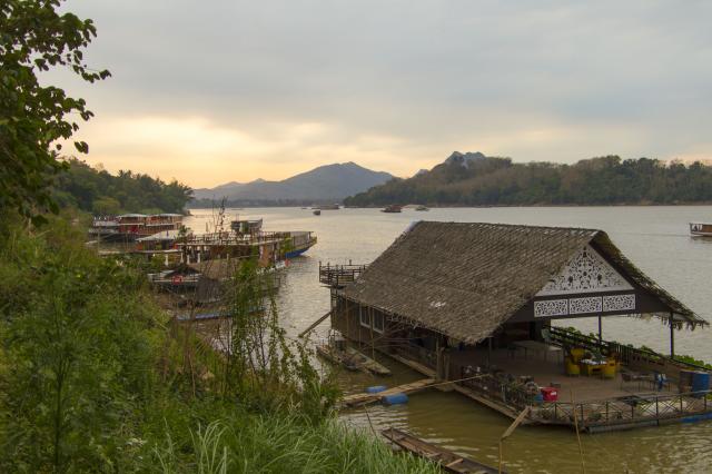 Západ slnka nad riekou Mekong. Idylka, ktorú si treba vychutnať
