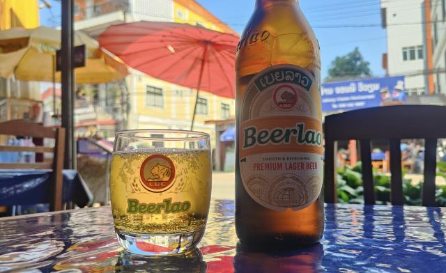 Najobľúbenejšie laoské pivo Beerlao určite nevynechajte. Patrí 